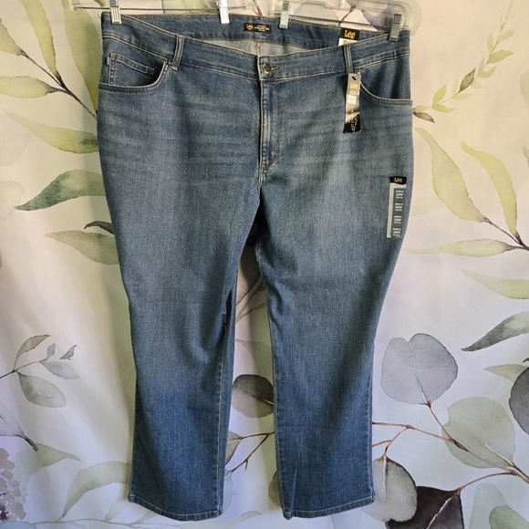 Lee Denim - LEE | Petite Plus Relaxed Fit Straight Leg Mid Rise Jeans in Meridian sz 26W
